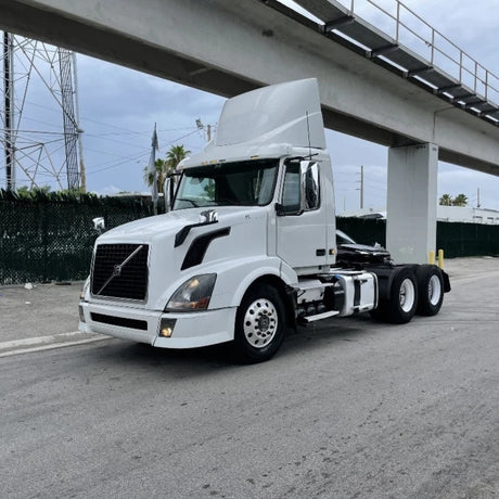 2014 Volvo VNL Cummins ISX15 400HP 6 Cyl Day Cab Truck For Sale - hdengines.com