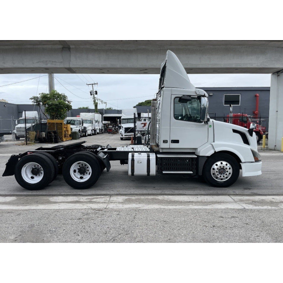 2014 Volvo VNL Cummins ISX15 400HP 6 Cyl Day Cab Truck For Sale - hdengines.com