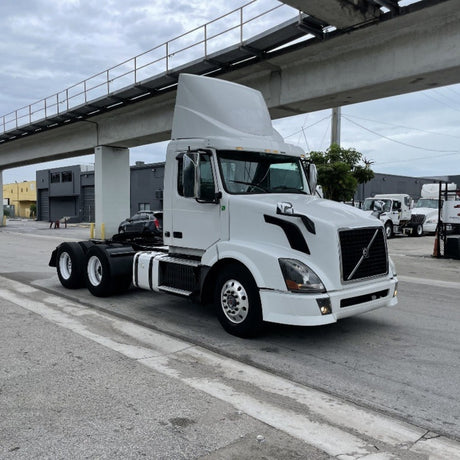 2014 Volvo VNL Cummins ISX15 400HP 6 Cyl Day Cab Truck For Sale - hdengines.com