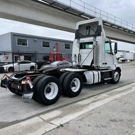 2014 Volvo VNL Cummins ISX15 400HP 6 Cyl Day Cab Truck For Sale - hdengines.com