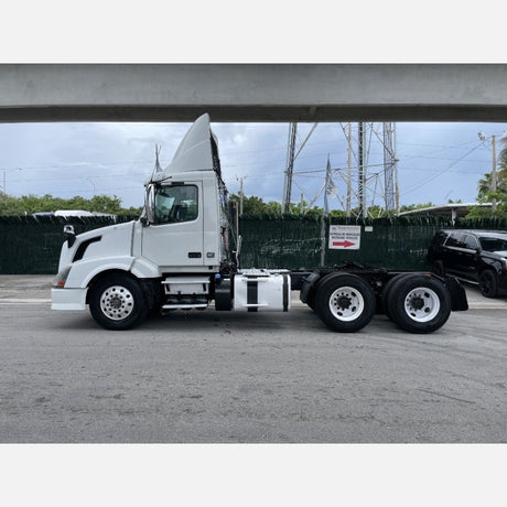 2014 Volvo VNL Cummins ISX15 400HP 6 Cyl Day Cab Truck For Sale - hdengines.com